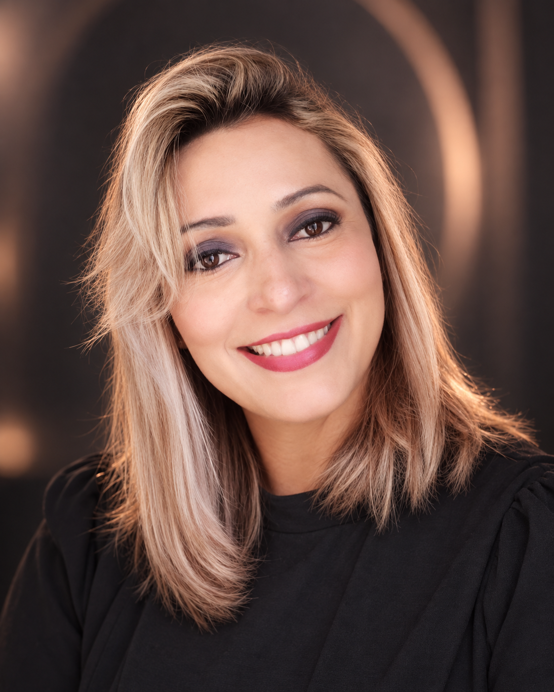 Claudia, profissional do Studio de Beleza